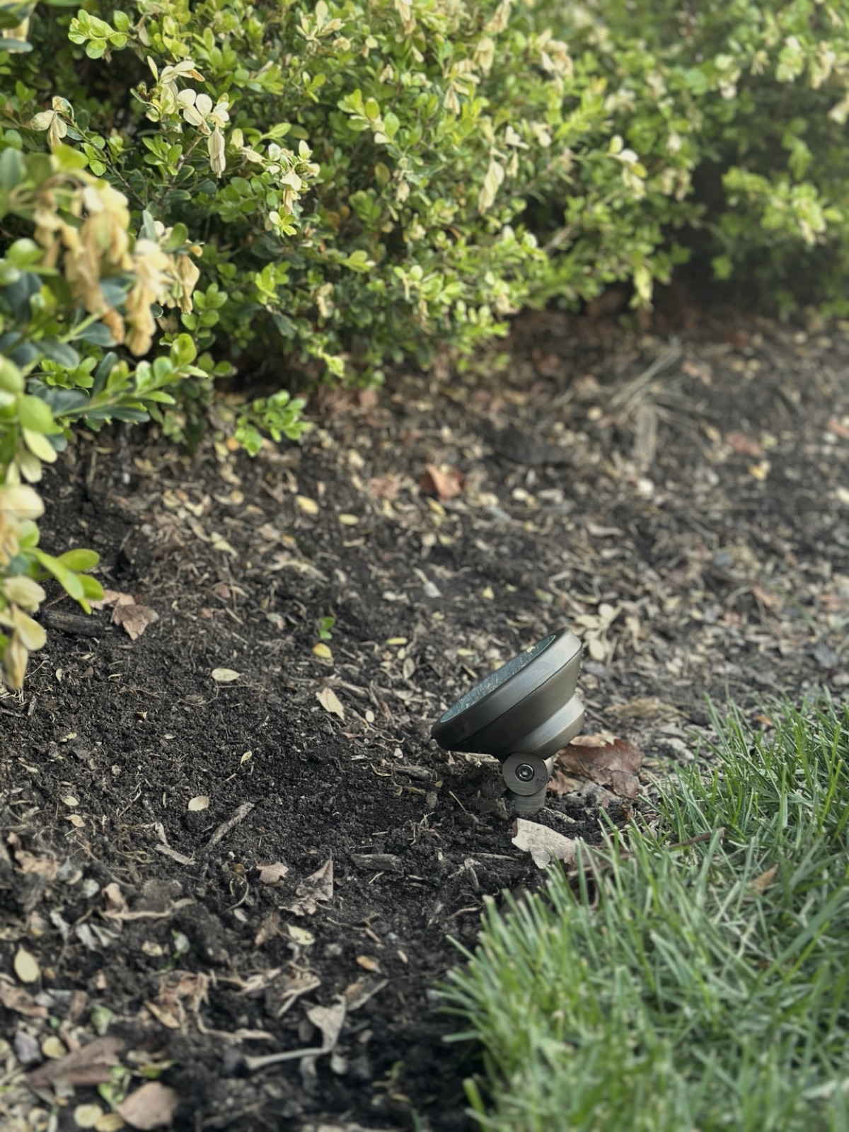 Low voltage landscape lighting fixture